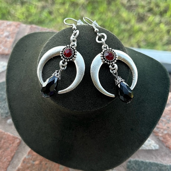 Silver up side down crescent moon lunula horns red stone goth boho earrings - Picture 5 of 13